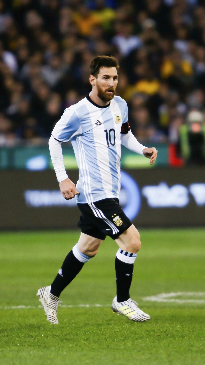 尤文航班延误，挪威当地球迷抓紧机会在机场与他们合影留念