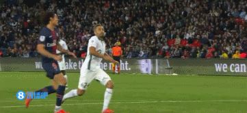 水晶宫与斯特拉斯堡赛前，维埃拉现身法国酒吧和球迷一起观战