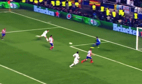 阿利亚迭雷父子分别身穿皇马与阿森纳球衣，晒出对弈图片